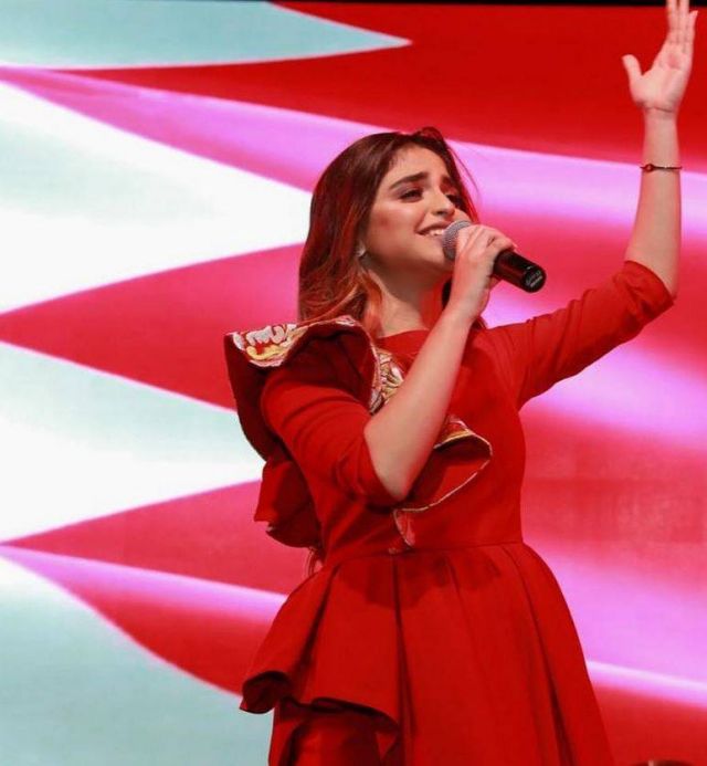 بالفيديو – حلا الترك تأسر القلوب بحركاتها العفوية... مدّ لسان ونوبة ضحك طفولية