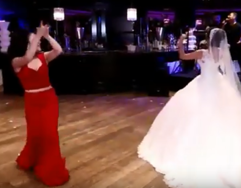 بالفيديو - عروس تشعل زفافها بتحد راقص مع صديقتها