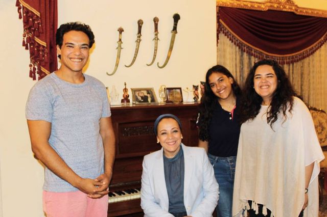 نهاد أبو القمصان وأولادها