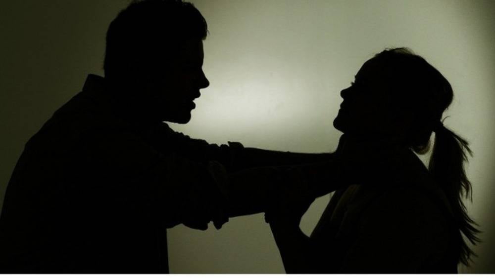 ملاحقة ممثل في مسلسل شهير... والتهمة عنف منزلي