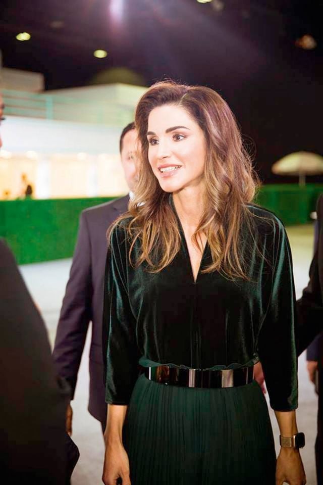 حصدت جائزة شخصية العام وافتتحت الندوة برسالة إلى المؤثرين...  الملكة رانيا: الحقيقة تستحق أن نهدر من وقتنا الثمين في سبيلها