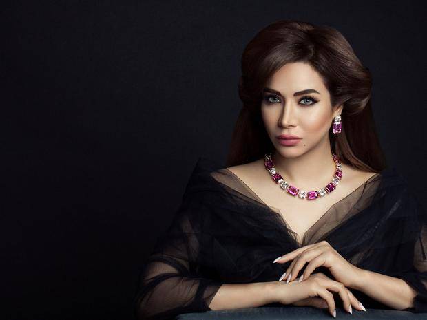 بالفيديو - فستان لجين عمران لزفاف ابنتها مرصع بـ