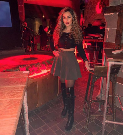 بالصور - خمنوا هذه الصحافية الحسناء زوجة أي نجم سوري