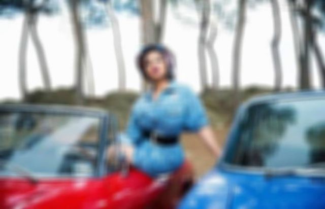 بالصور - نجمة خليجية تثير الجدل بالسوشي المغطى بالذهب