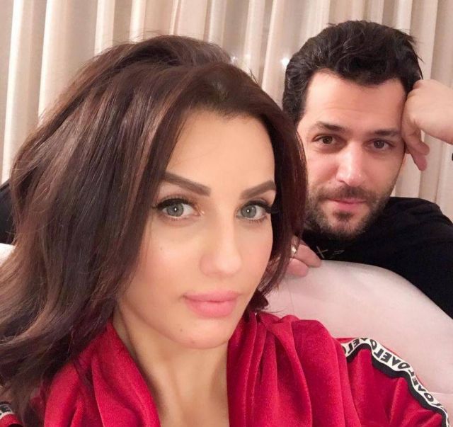 بالصورة –في ذكرى زواجهما رسالة تذيب القلوب من إيمان الباني لـمراد يلدريم...شاهدوا قمة الرومنسية