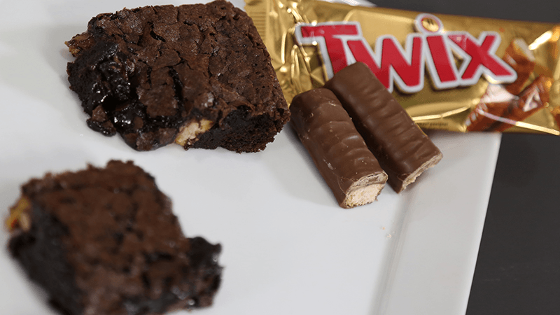 بالفيديو - خطوات سهلة لتحضير براونيز بالتويكس