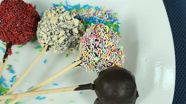 بالفيديو - حضري لقيمات الشوكولاته بدقائق معدودة