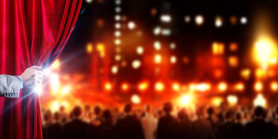 بالفيديو –فنانة شهيرة تفاجأ باقتحام زوجها لحفلها... خيانة واعتذار وانفصال