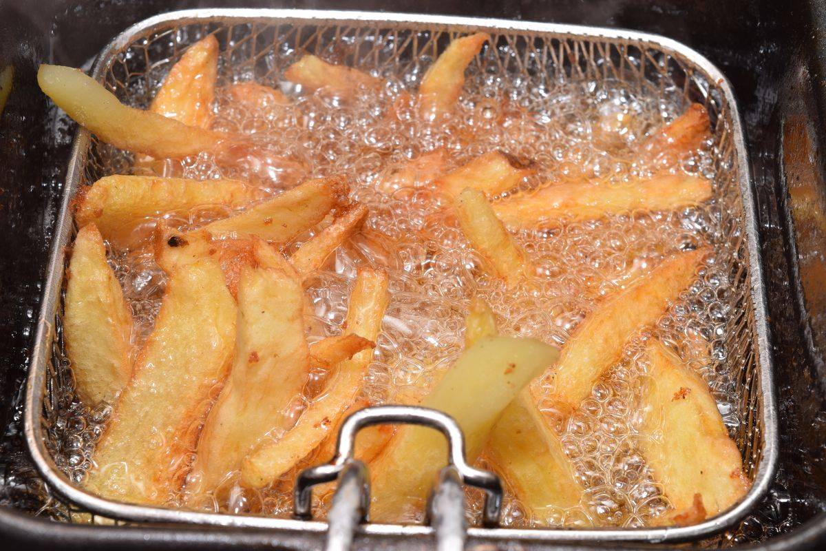 هل يزعجك انتشار رذاذ الزيت أثناء القلي؟ تخلصي من المشكلة بهذه الحيلة