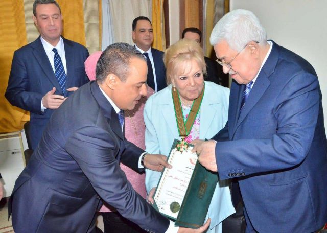 أبو مازن يكرم نادية لطفي