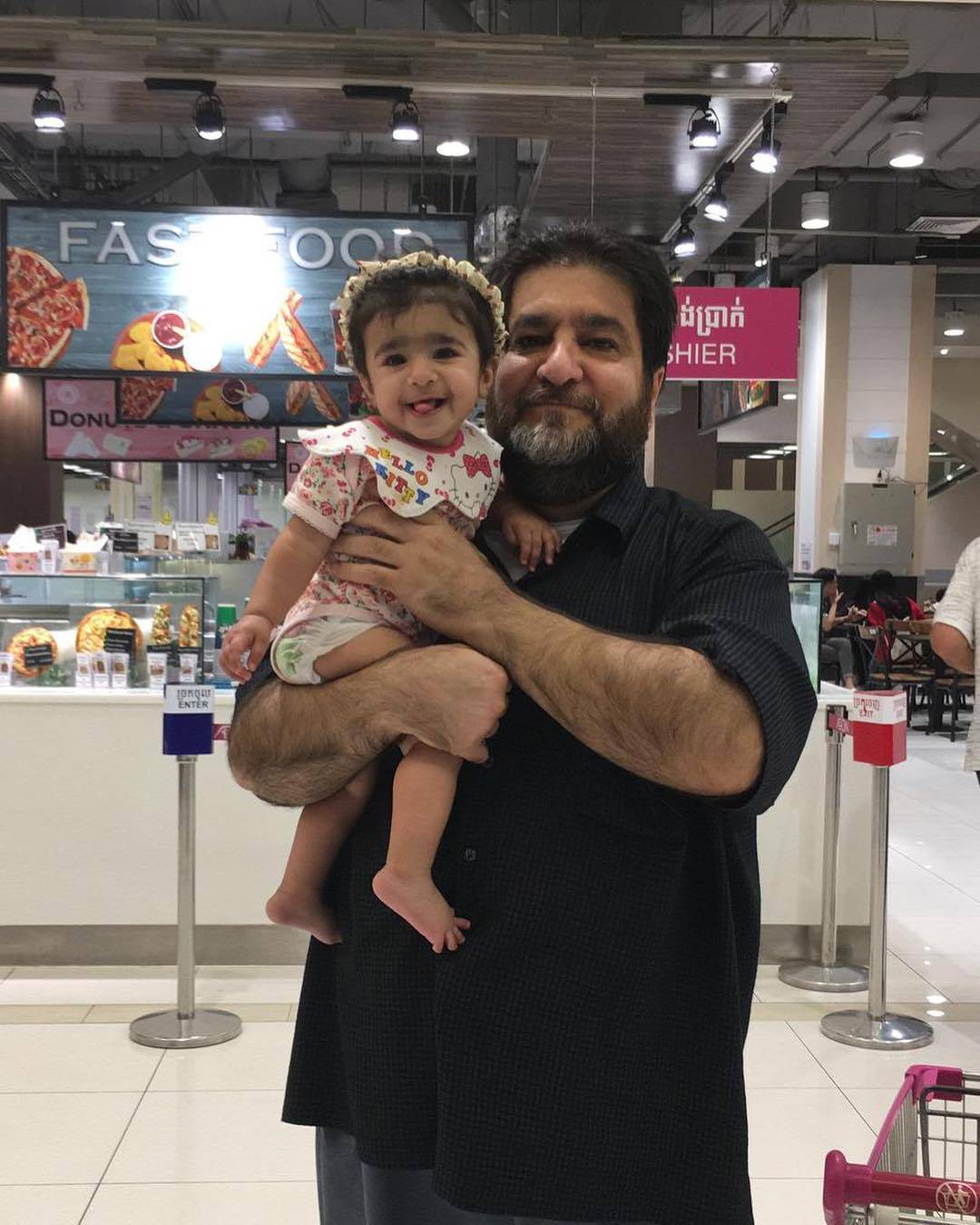 بالفيديو –بعد غيابه وإعلان وفاته... والد زوج هذه الفنانة يظهر فجأة وما كشفه عن دوره في الشائعة صادم