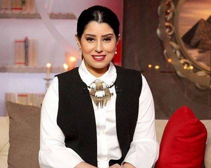 بالفيديو - ايتن عامر تعلق على مشكلة فساتين الفنانات.. وهذا ما كشفته عن ابنتها وزوجها