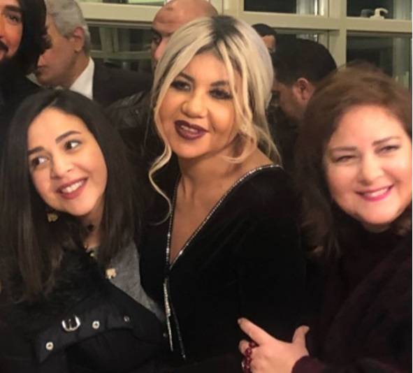 بوسي شلبي بين دلال عبد العزيز وابنتها إيمي سمير غانم في عيد ميلاد نادية لطفي
