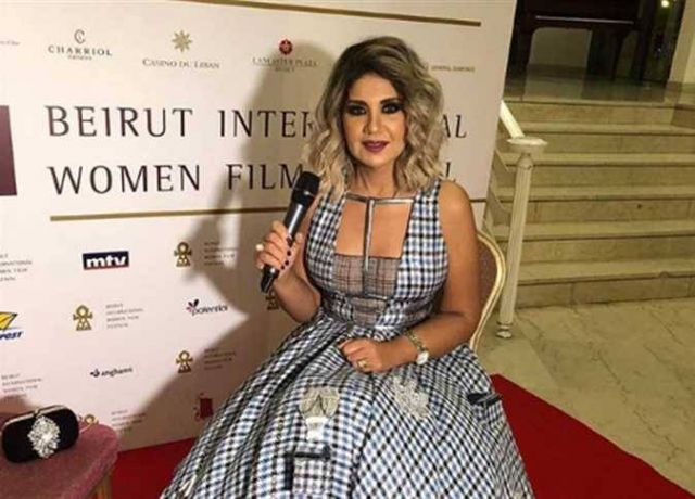 بالصور - بوسي شلبي تأكل بطريقة غريبة وتغيّر شكلها بالكامل