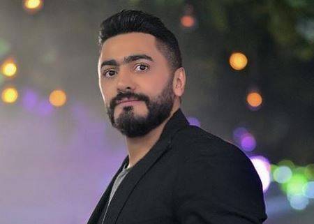 بالفيديو - تامر حسني يحدث ضجة بصور والدته... وهذا ما كشفه عنها