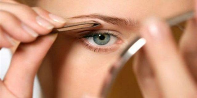 بالصور - شاهدوا العارضة التي لم تشذّب حاجبيها يوماً... لن تصدقوا كثافتهما وشكلهما