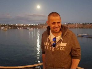 بالفيديو – جورج وسوف يطلق النار من مسدس داخل الأستديو... شاهدوا ما حدث للمذيع