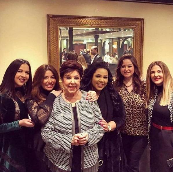 دنيا سمير غانم وشقيقتها إيمي مع مي نور الشريف وشيماء سيف ورجاء الجداوي وغادة رجب