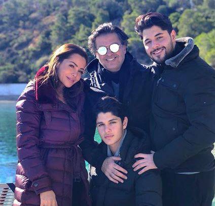 بعد منعها من الرقص.. فيديو لإبن راغب علامة يثير ضجة بتصرفه مع والدته