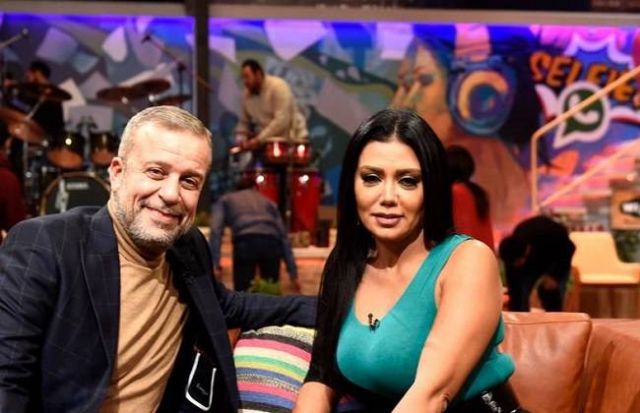 بالفيديو - شريف منير لرانيا يوسف: هل إذا اجتمعت النساء أفسدن بعضهن؟ إجابتها صادمة