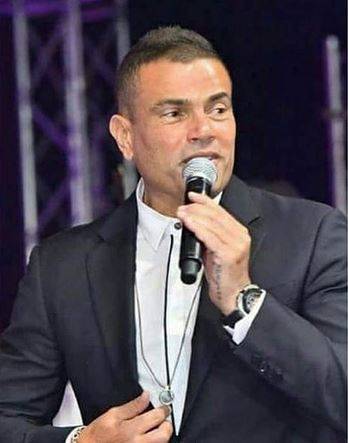 بالصور - بعد السخرية منه.. عمرو دياب يتحدى الانتقادات ويرتدي القميص نفسه