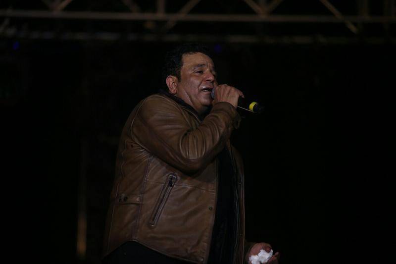 بالصور -  بعد وفاة شقيقه.. هكذا أفرح محمد فؤاد جمهوره وبكى في الكواليس