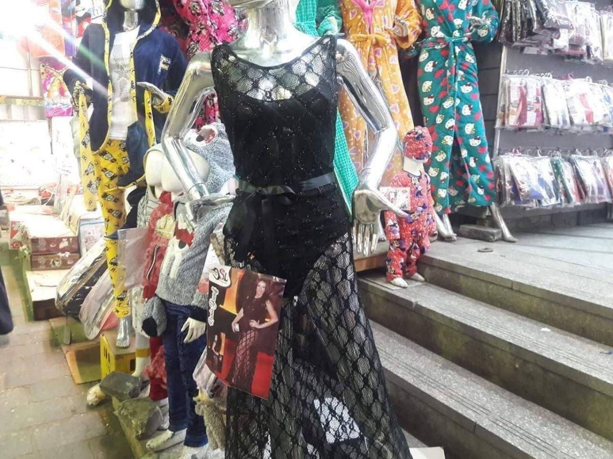 مفاجأة - فستان رانيا يوسف يتحول إلى قميص نوم بـ200 جنيه فقط!