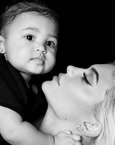 بالصور - هكذا احتفلت كايلي جينر بميلاد ابنتها الأول.. ماذا عن هديتها؟