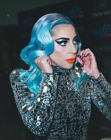 بالفيديو - شاهدوا لحظة انهيار ليدي غاغا بعد الاعلان عن فوزها