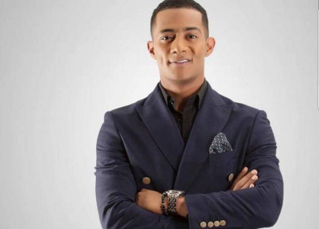 بالفيديو - سيارة عمرو دياب تشعل الغيرة في قلب محمد رمضان... شاهدوا ماذا فعل