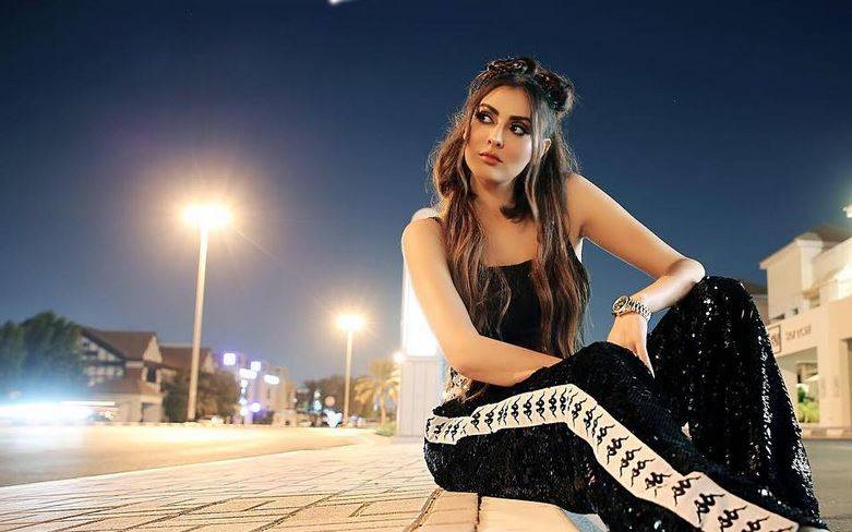 بالفيديو – مريم حسين توصف بالمتوحشة أثناء تناولها الطعام... شاهدوا كيف تحمل رأس الذبيحة وتأكله