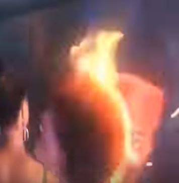 بالفيديو - احتراق شعر ملكة جمال على المسرح... شاهدوا ماذا حصل