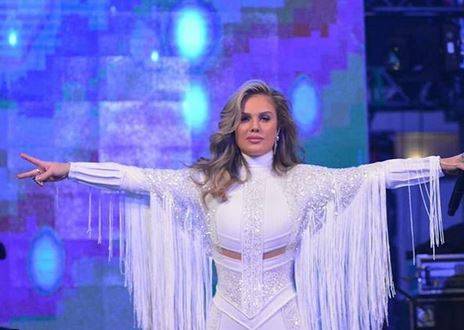 بالصور - نيكول سابا تفاجئ الجميع بتسريحة شعر مختلفة وفستان مميز