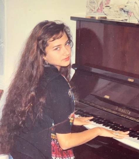 كيف كان شكل نيللي كريم وهي في الثامنة عشرة .. هل تصدقوا أنها كانت أماً لطفلين؟