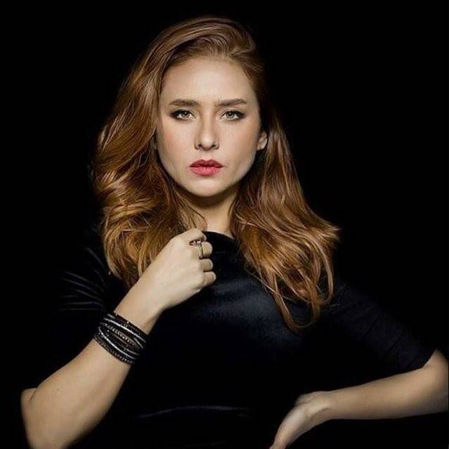 نيللي كريم تنشر صورتها في مرحلة الطفولة.. لم تتغيّر أبداً