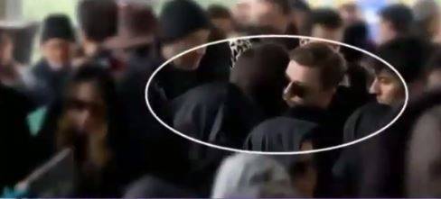 فيديو مؤثر - نجمة تركية تودع والدتها بحرقة بحضور زملائها النجوم.. ما قصة الفراشة؟