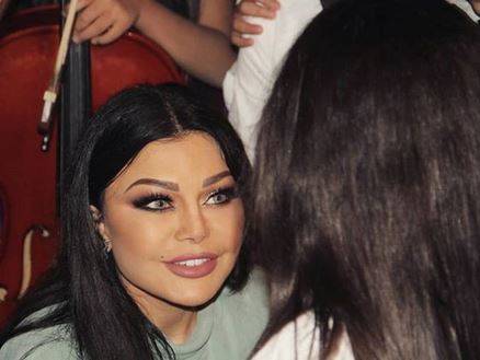 بالصور - هيفاء وهبي تضج أنوثة وجاذبية بفستان قصير مميز