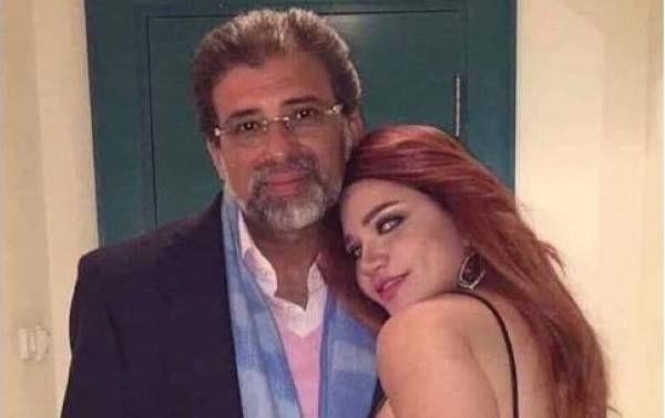 بالصور - ياسمين الخطيب تستفز خالد يوسف وزوجته.. وما فعلته يعرضها للانتقاد!