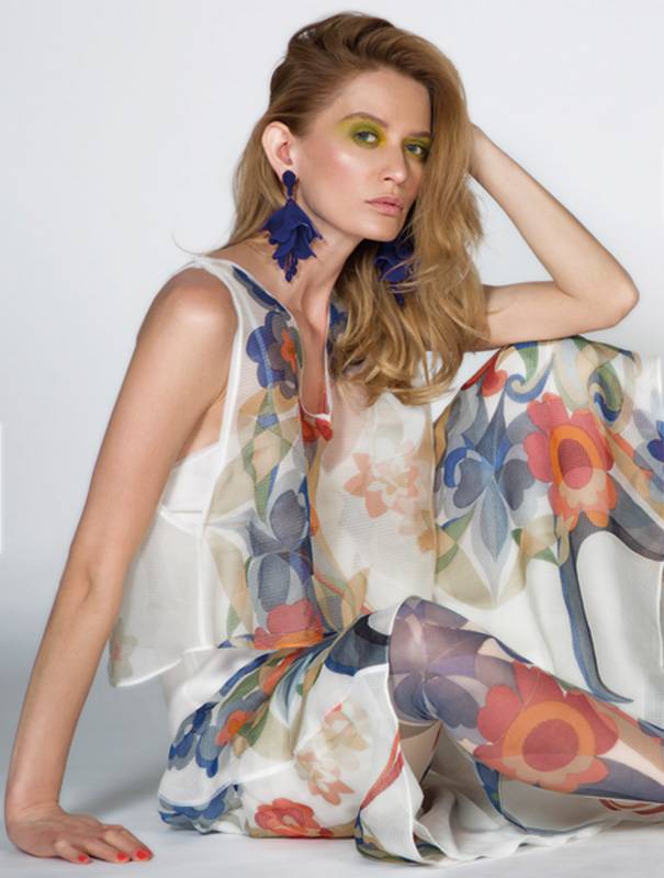 تصاميم نابضة بالحياة ومفعمة بالأنوثة بألوان جريئة وصارخة وعودة لافتة إلى الفساتين بطبعات الورود.