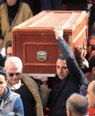 بالصور - إنهيار إبن الراحل سعيد عبد الغني خلال تشييعه.. ووصيته تشغل مواقع التواصل