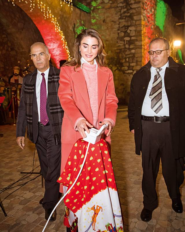 الملكة رانيا
تضيء شجرة الميلاد في الفحيص