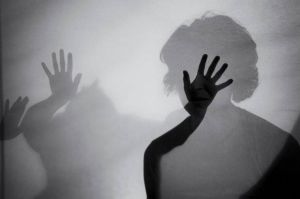 جريمة غريبة ومروعة –طفلتان تنتقمان من عقاب والدتهما بقتلها