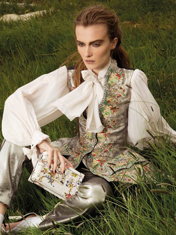 مزجت دار Louis Vuitton في تصاميمها بين الحداثة والأرسقراطية المترفة، وقد خصّت  «لها» بجلسة تصوير حملت عنوان العفوية الأرستقراطية، وتميّزت بالسترات الضيقة والنقوش والقماش اللمّاع.