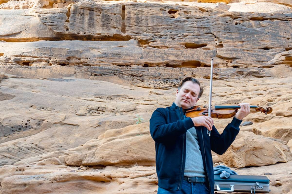 «شتاء طنطورة»
يستضيف عازف الكمان الفرنسي رينو كابوسون