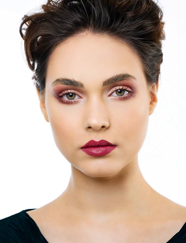 • كريم الأساس YSL All Hours Foundation • العينان Chanel Les 4 Ombres Eclat Enigmatique • الوجنتان YSL Blush Volupte #9 Bohemian • الماسكارا Dior Show Pump’n’Volume • الشفتان Urban Decay Vice Shade Manic