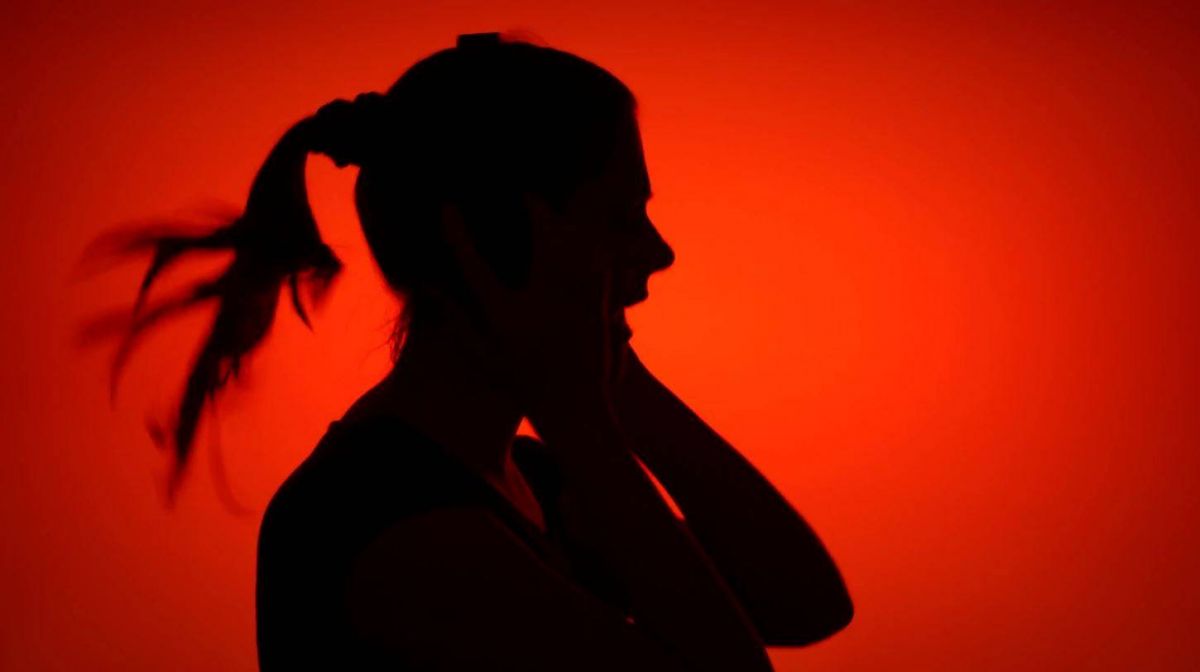 بالفيديو – للمرة الأولى ممثلة عربية تكشف كيف تسببت معلمة بوفاة طفلتها... وردّ فعلها يدمي القلوب