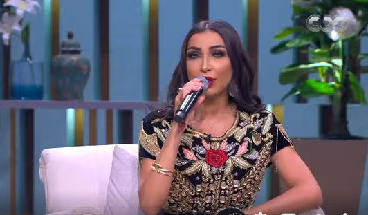 بالفيديو - دنيا بطمة تقلّد أصالة... وتستعرض فخامة منزلها