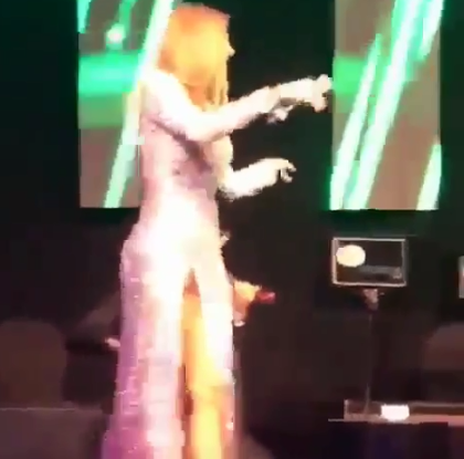 بالفيديو – مذيعة لبنانية تشعل المواقع برقصها بفستان مكشوف يظهر ملابسها الداخلية