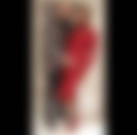 بالفيديو – فنانة شهيرة ترفع فستانها أمام الجميع ولن تصدقوا ما ظهر تحته