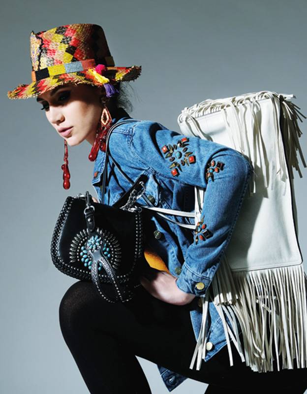 النظارات والحقائب وأقراط الأذنين كبيرة الحجم زيّنت إطلالات العارضات. وككل موسم، كان للدنيم حضور بارز في موضة 2018